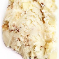 Мороженое в белым шоколадом и конфетами KitKat