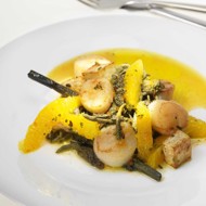 Морские гребешки с папоротником и сельдереем