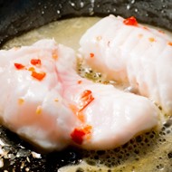 Морской черт по-американски с помидорами, коньяком и белым вином