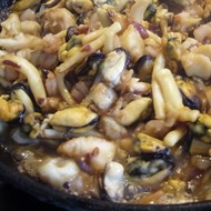 Морской коктейль под сливочным соусом