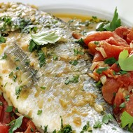 Морской лещ с томатами