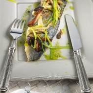 Морской окунь с грибами и пореем