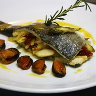 Морской волк, фаршированный овощами, с мидиями и шафрановым маслом