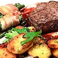 Мраморные говяжьи медальоны с жаренным картофелем по-немецки﻿