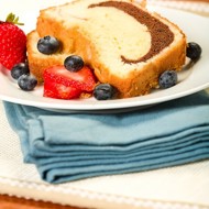 Мраморный пирог с ягодным соусом