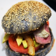 Мраморный бургер со стейком из мраморной говядины и соусом из голубого сыра