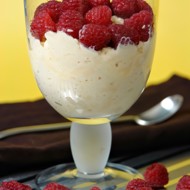 Мусс из белого шоколада с малиной