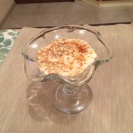 Мусс из йогурта и меда с жареными грушами и миндалем