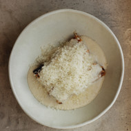 Мясная лазанья с соусом бешамель и цедрой апельсина