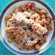 Мясная паста радиатори с томатным соусом