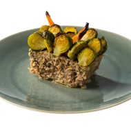 Мясной хлеб с овощным гарниром