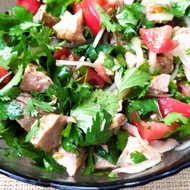 Мясной салат с розовыми помидорами и кинзой