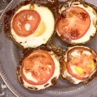 Мясные кексы с яйцом и помидором