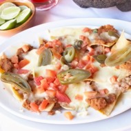 Начос на гриле под фетой, овощами и зеленью