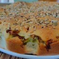 Наливной пирог с капустой и луком на сыворотке