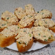 Намазка из тунца с фетой, сметаной и дижонской горчицей