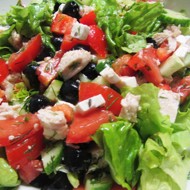 Нарезанный греческий салат с курицей