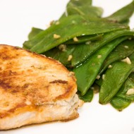 Натуральные свиные котлеты фаршированные зеленым маслом с стручковым горошком