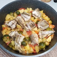 Навага с картофелем и овощами