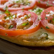 Неаполитанская пицца со свежими помидорами