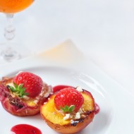 Нектарины с творогом и клубникой