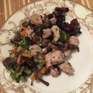 Нежная свинина с тушеными овощами, грибами и пряностями