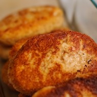 Нежные куриные котлеты с беконом
