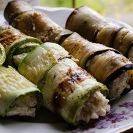 Нежные рулетики с моцареллой из баклажана и цукини