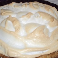 Нежный песочный торт с белковым кремом