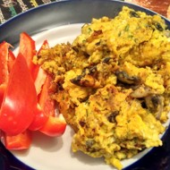 Нежный омлет с грибами, специями и сыром