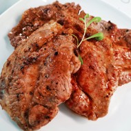 Нежный стейк из свиной шеи