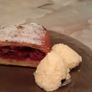 Низкокалорийный штрудель из творожного теста с яблоками и вишней