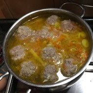 Низкокалорийный  суп с фрикадельками
