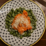 Ньокки из шпината и рикотты с томатным соусом