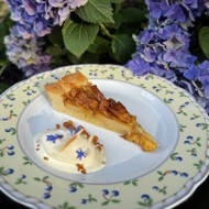 Нормандский яблочный пирог с миндальным кремом