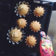 «Новогодние» кексы с мандаринами и грецкими орехами