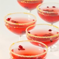 Новогодний коктейль из шампанского с клюквой и специями