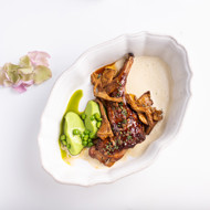 Ножка кролика, крем из зеленого горошка и соус из фуа-гра