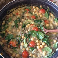 Нут с чечевицей, помидорами и зеленью в кокосовом молоке