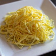 Обжаренная лапша с яйцом, кунжутом и соевым соусом