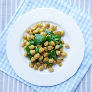 Обжаренный нут со шпинатом