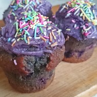 Очень черничные капкейки с мягким сырным кремом