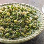 Огуречная заправка для салатов с имбирем и чили