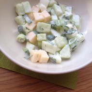 Огуречный салат с яйцом, редисом, зеленым луком и сыром