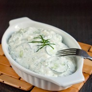 Огуречный салат с йогуртовой заправкой и укропом