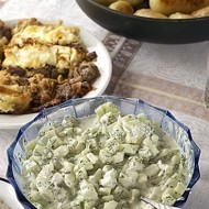 Огуречный салат со сметаной и чесноком