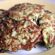 Оладьи из цукини со сметаной и мускатным орехом