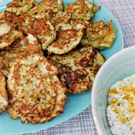 Оладьи из кабачков с чесноком и сметанным соусом