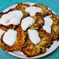 Оладьи из кабачков в сметанно-лаймовом соусе