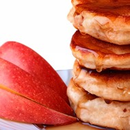 Оладьи манные с яблоками и изюмом